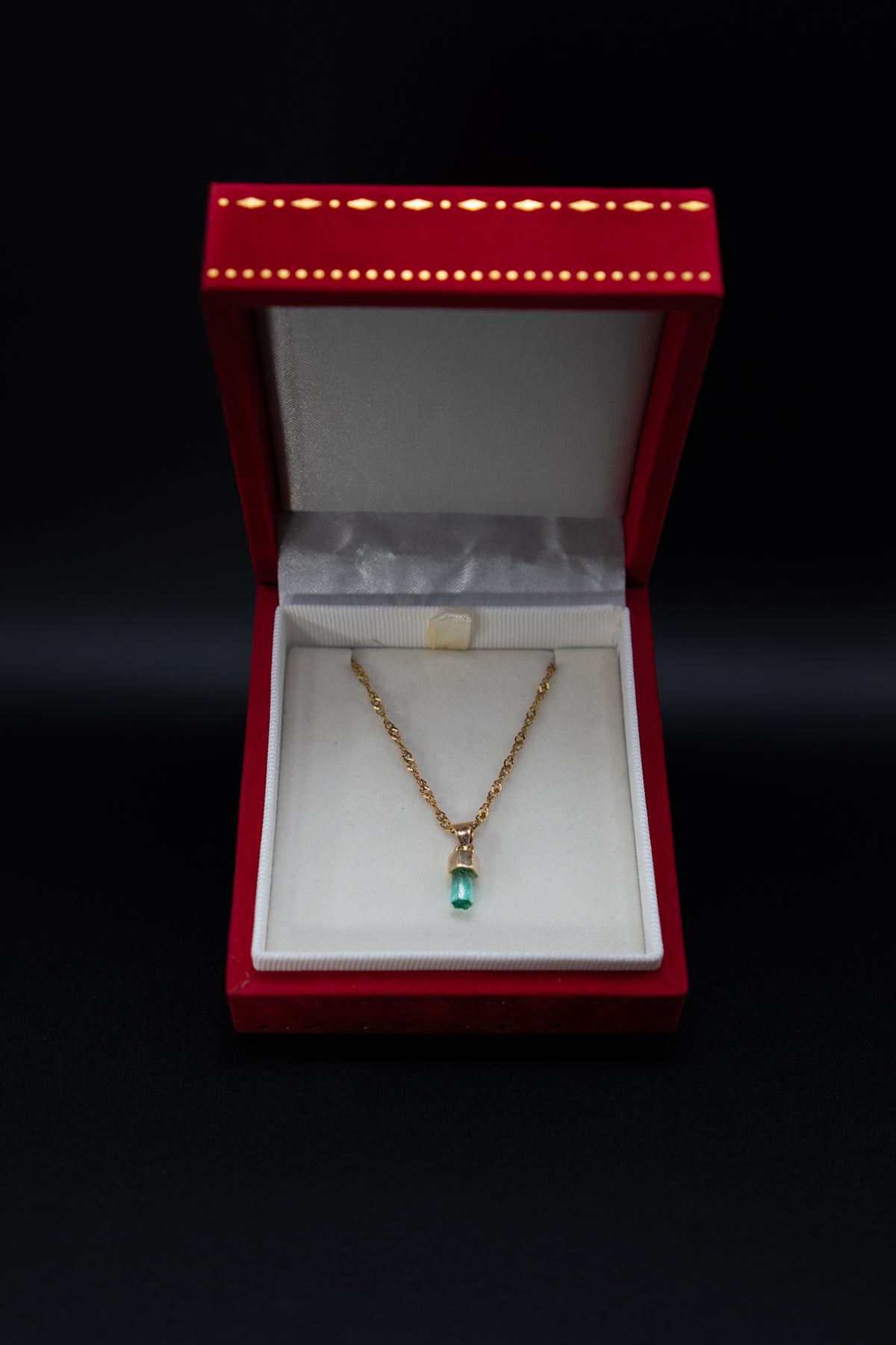 Raw Emerald Crystal Pendant Necklace — 18k Gold Cap