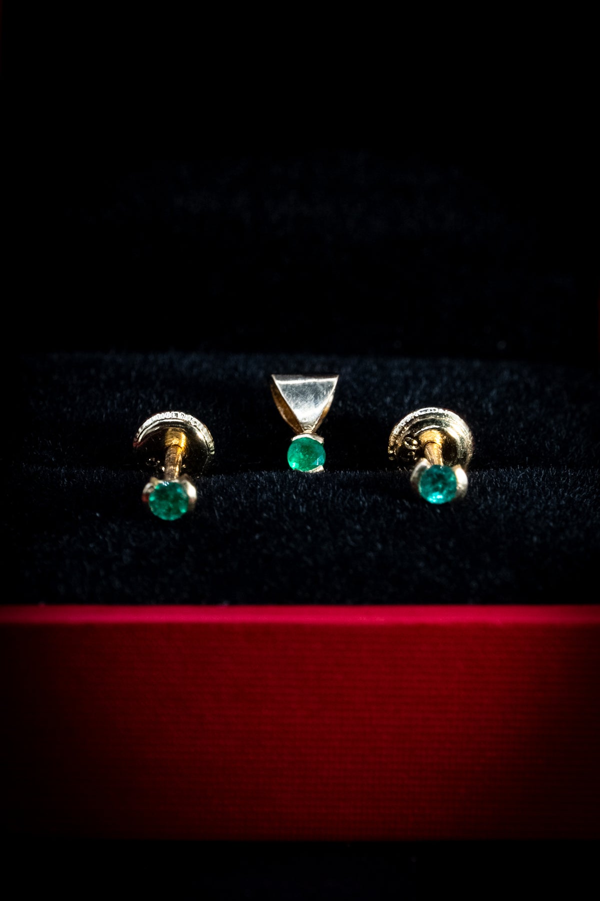 Round Emerald Prong-Set Trio — Screw-Back Studs & Pendant, 18k Gold