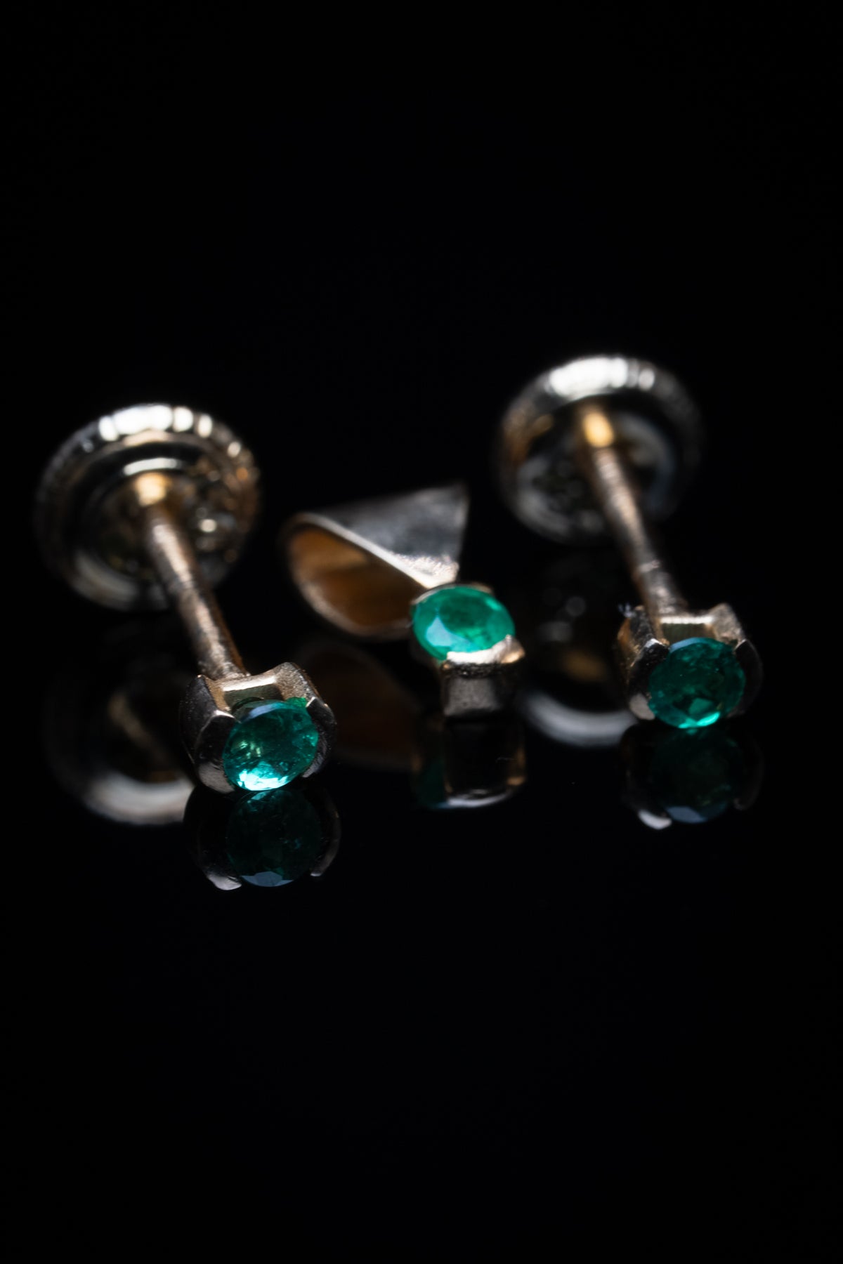 Round Emerald Prong-Set Trio — Screw-Back Studs & Pendant, 18k Gold
