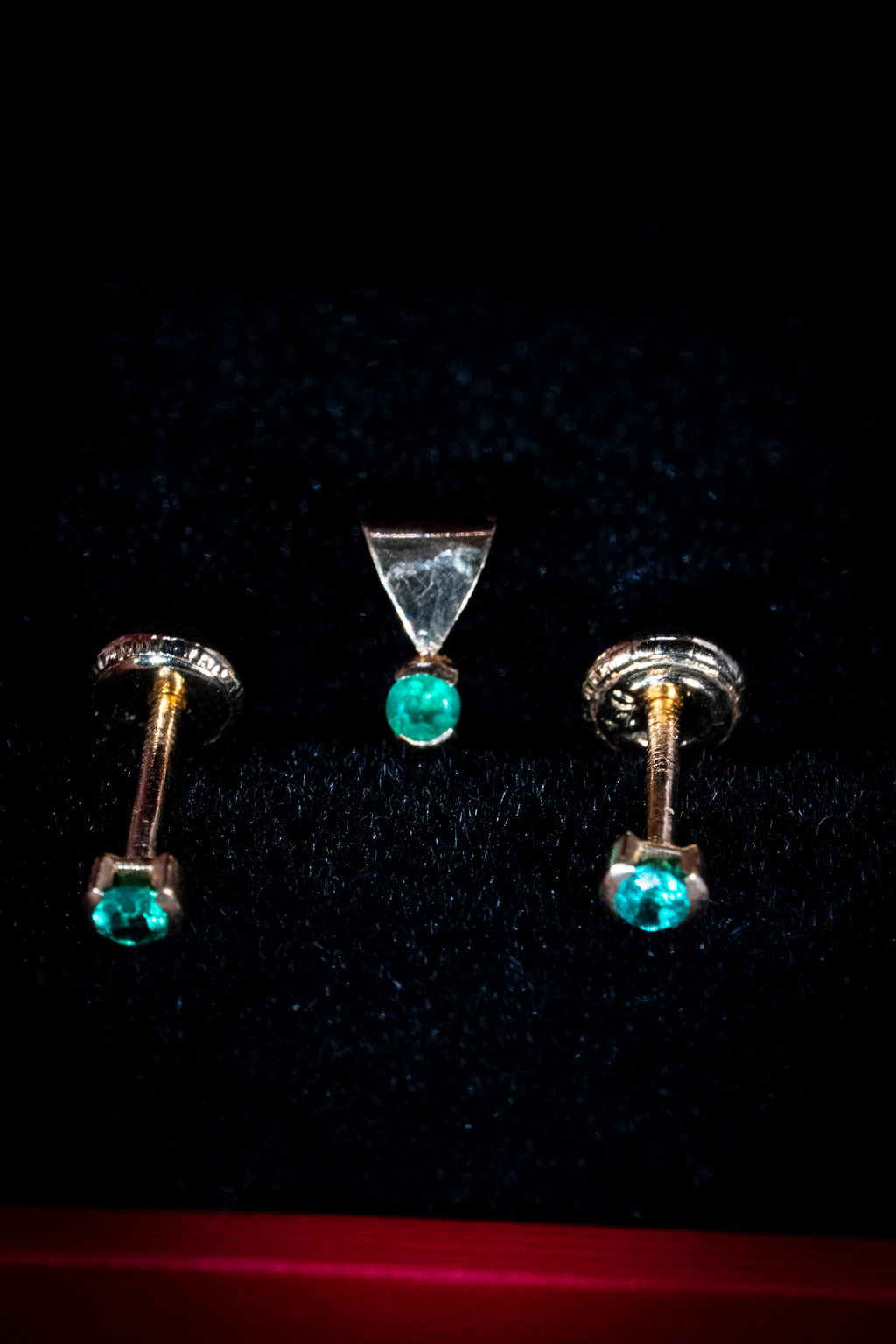 Round Emerald Prong-Set Trio — Screw-Back Studs & Pendant, 18k Gold