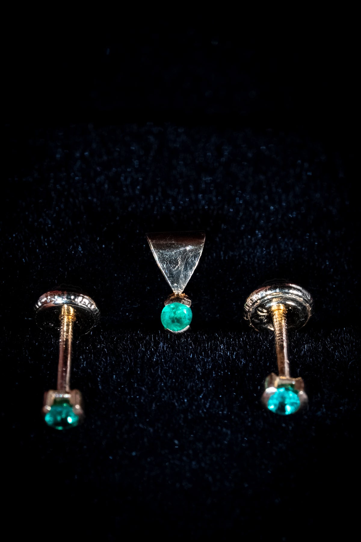 Round Emerald Prong-Set Trio — Screw-Back Studs & Pendant, 18k Gold